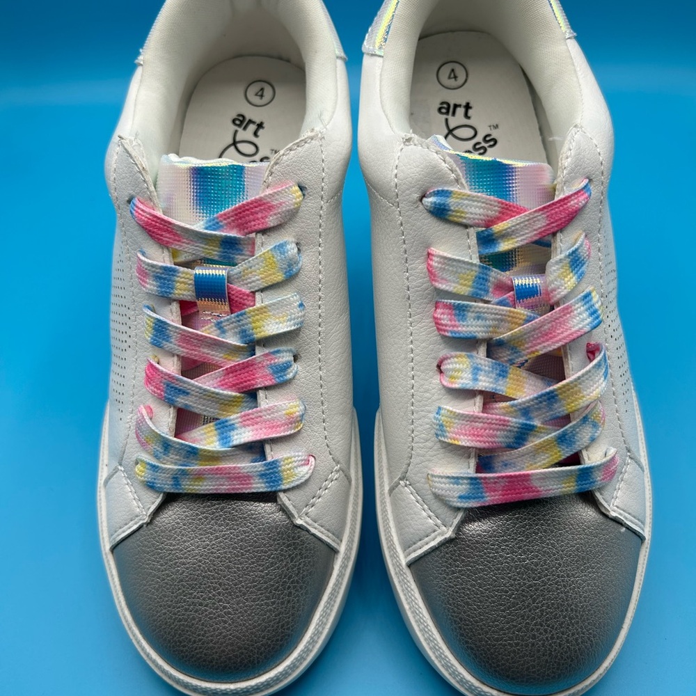 Art Class Girl’s Sneakers Size 4 NWOT Like new